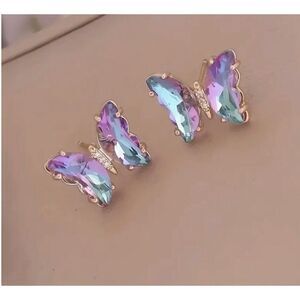 💜 Betsey Johnson stunning & sparkling light purple butterfly studs 💜